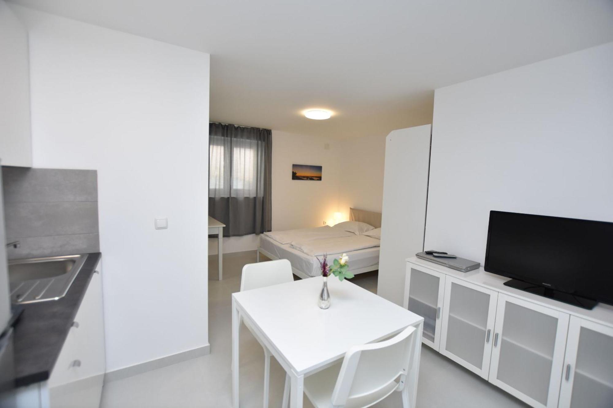 Apartments Leonardo Примоштен Экстерьер фото