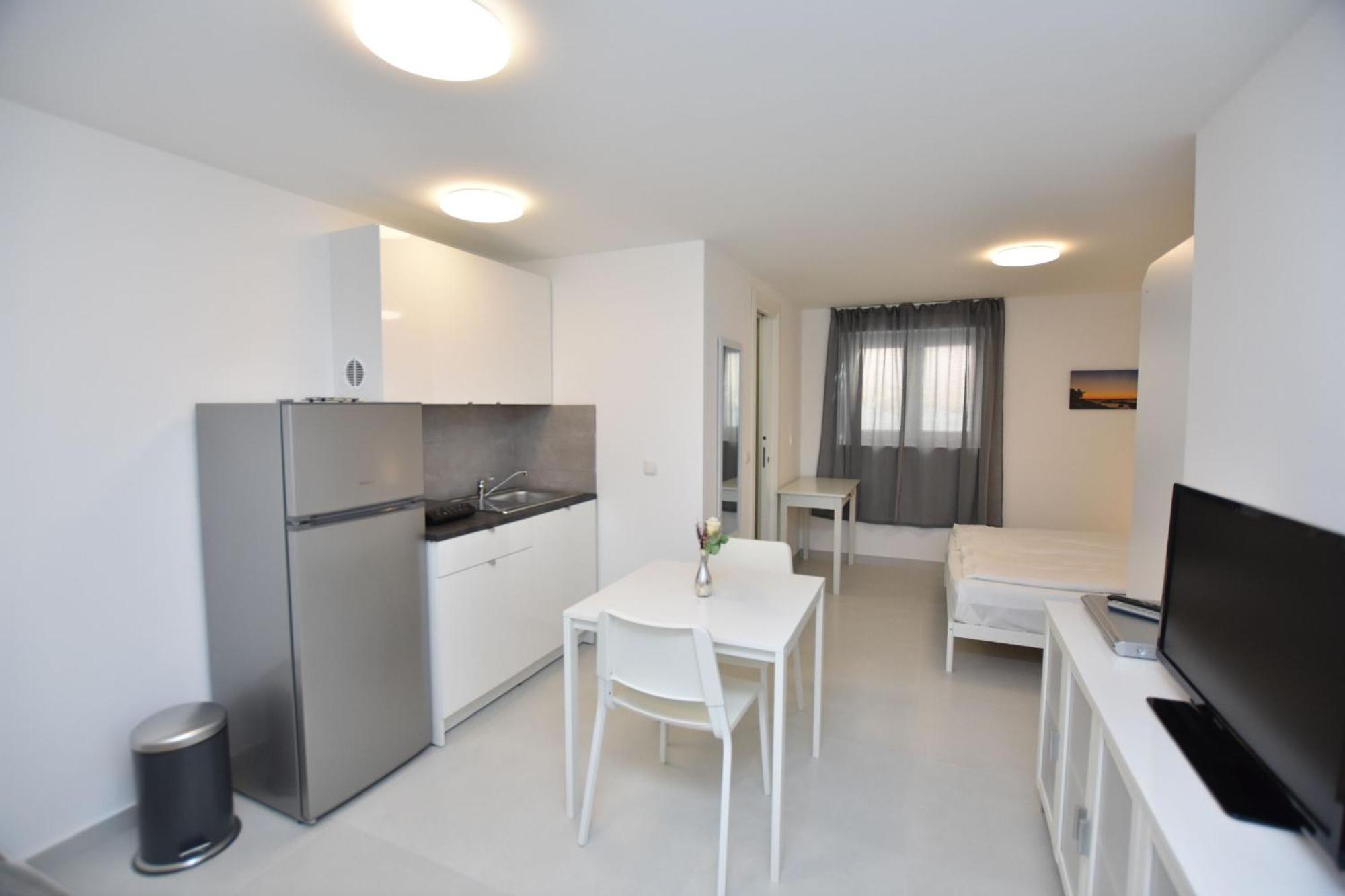 Apartments Leonardo Примоштен Экстерьер фото